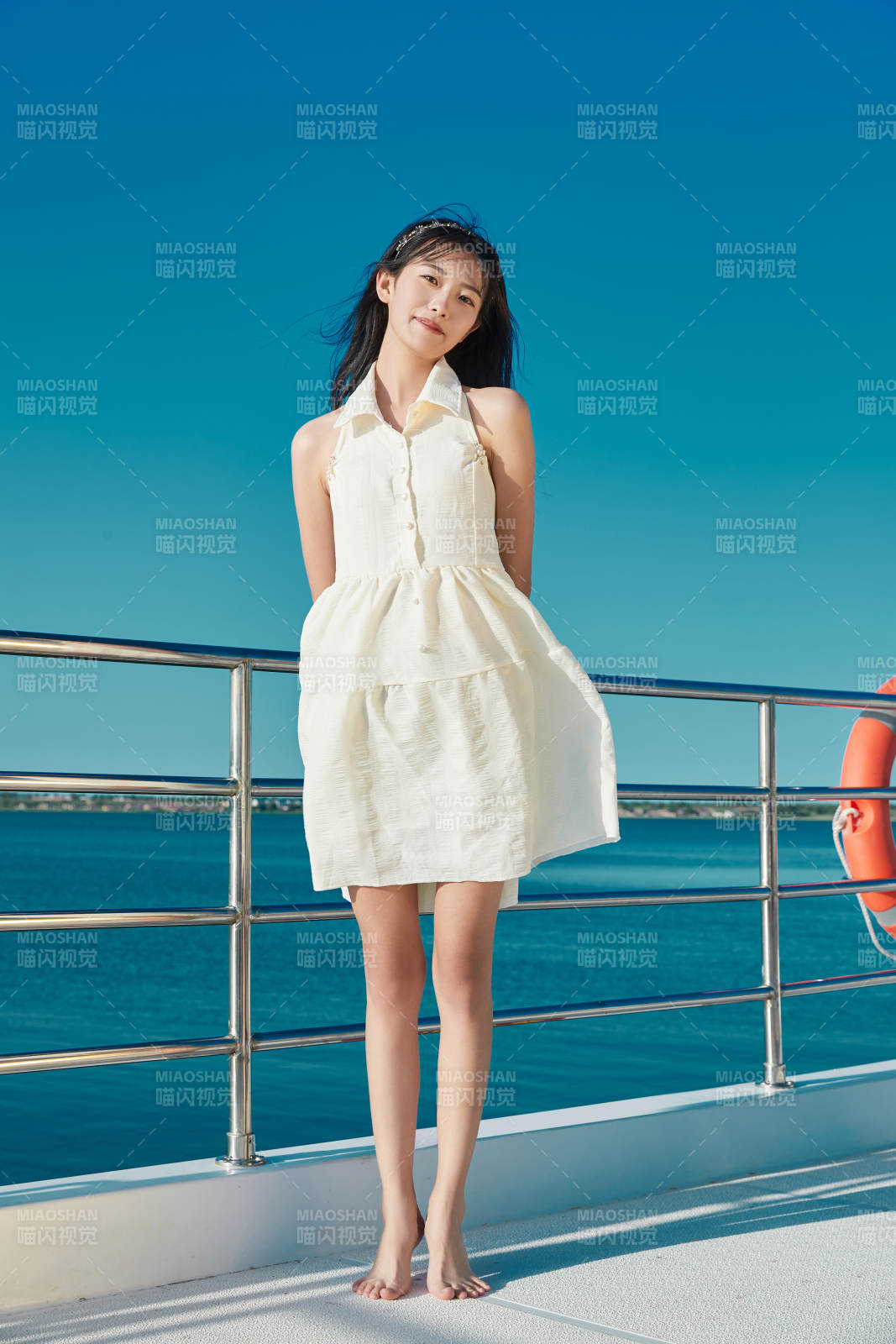 夏日在游艇观光平台上的亚洲少女图片