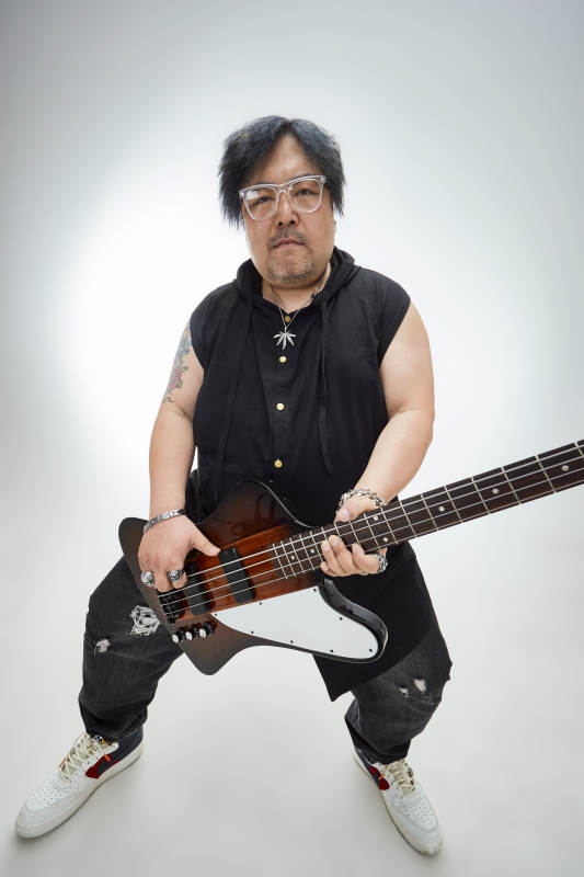 手持贝斯.低音吉他展示演奏的男性乐手人像图片