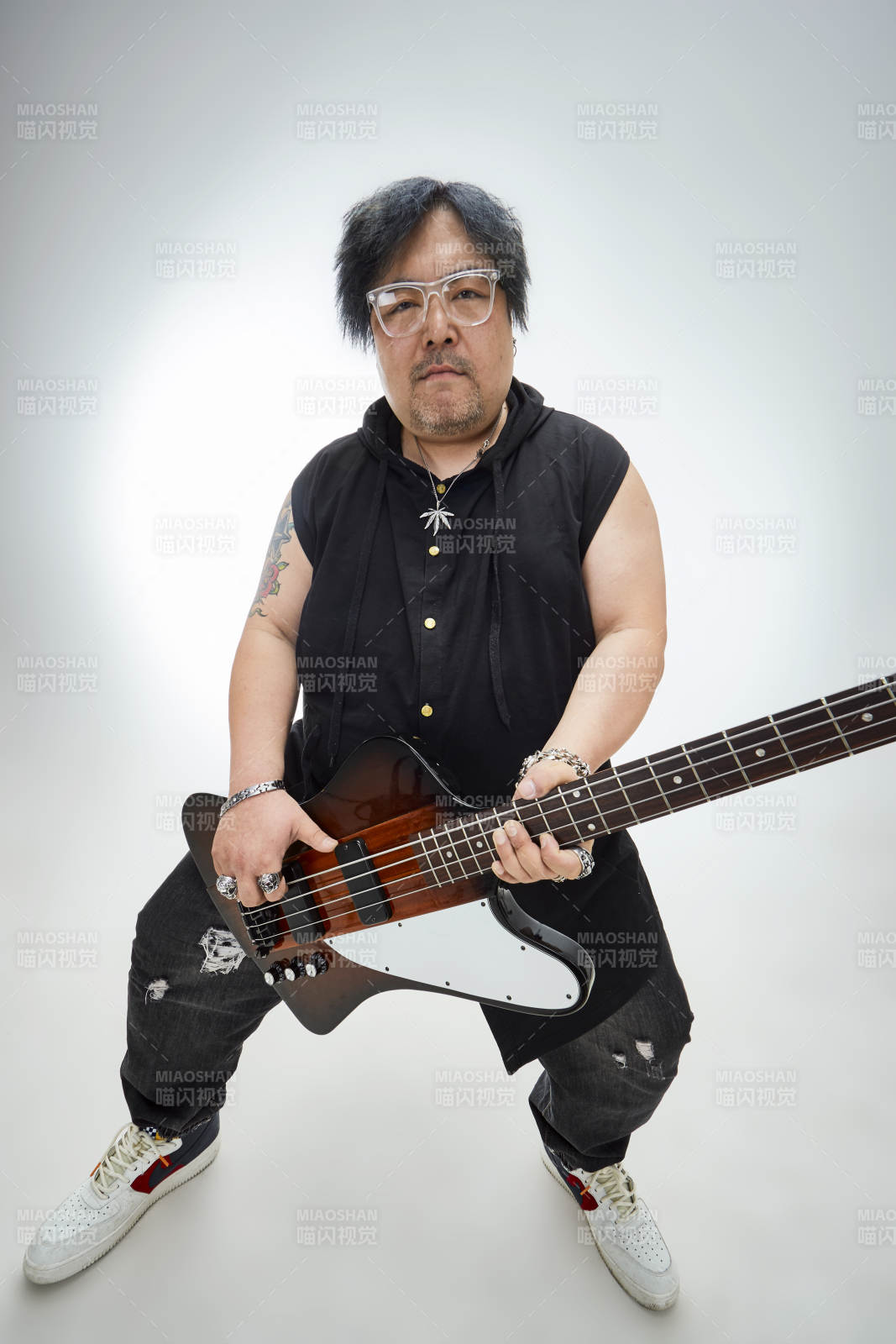 手持贝斯.低音吉他展示演奏的男性乐手人像图片