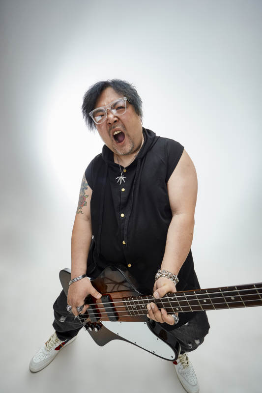 手持贝斯.低音吉他展示演奏的男性乐手人像图片