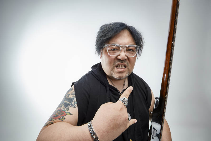 手持贝斯.低音吉他展示演奏的男性乐手人像图片