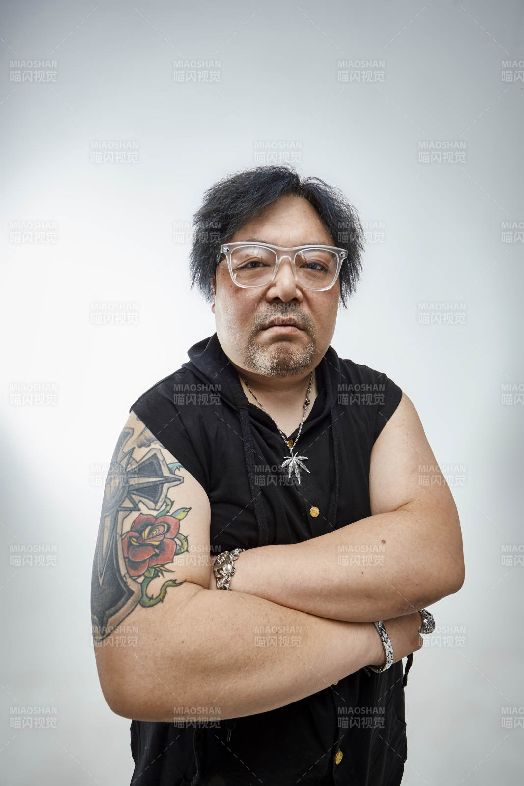 壮硕的亚洲男性说唱嘻哈歌手人像肖像图片