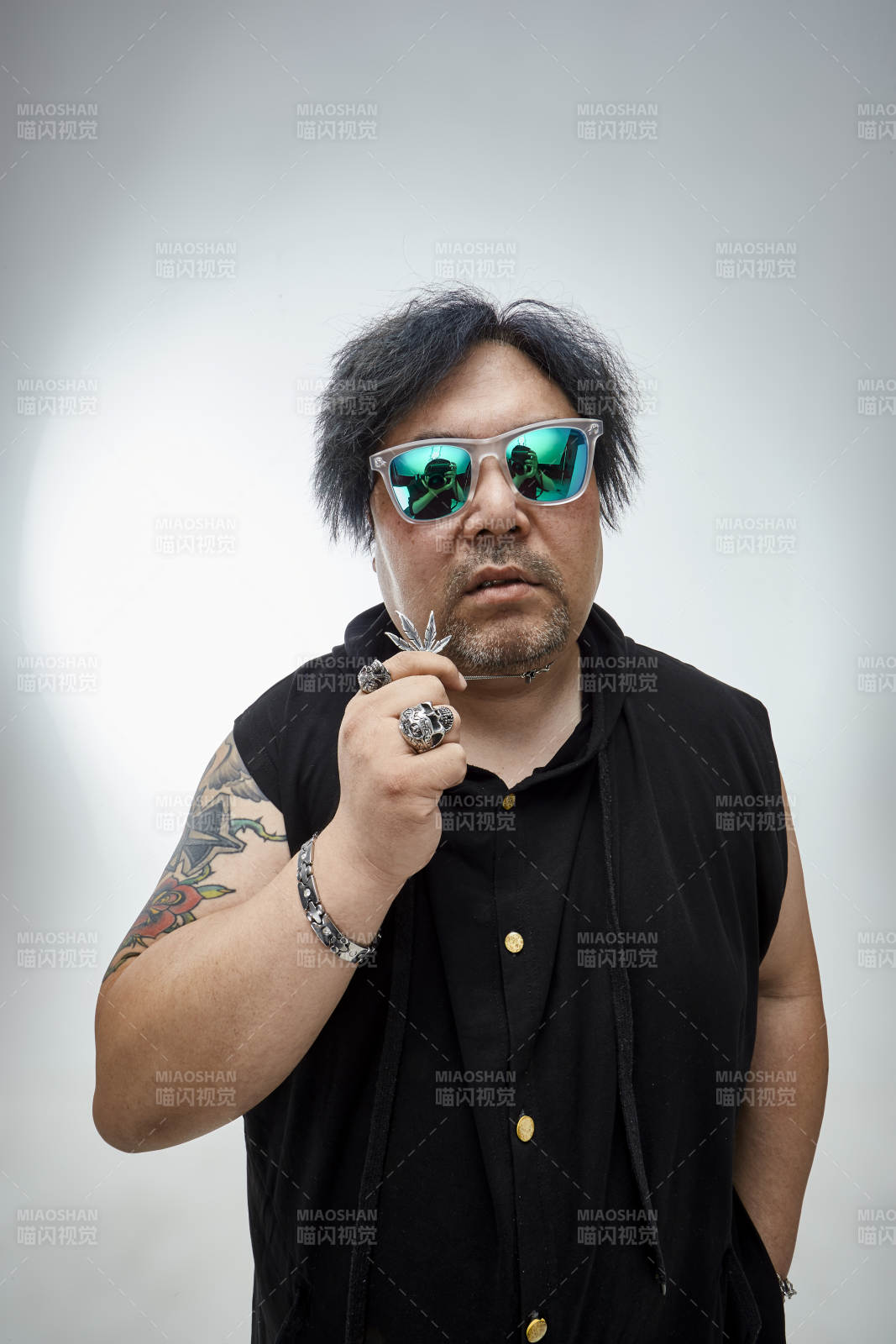 壮硕的亚洲男性说唱嘻哈歌手人像肖像图片