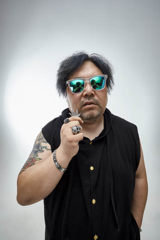 壮硕的亚洲男性说唱嘻哈歌手人像肖像图片