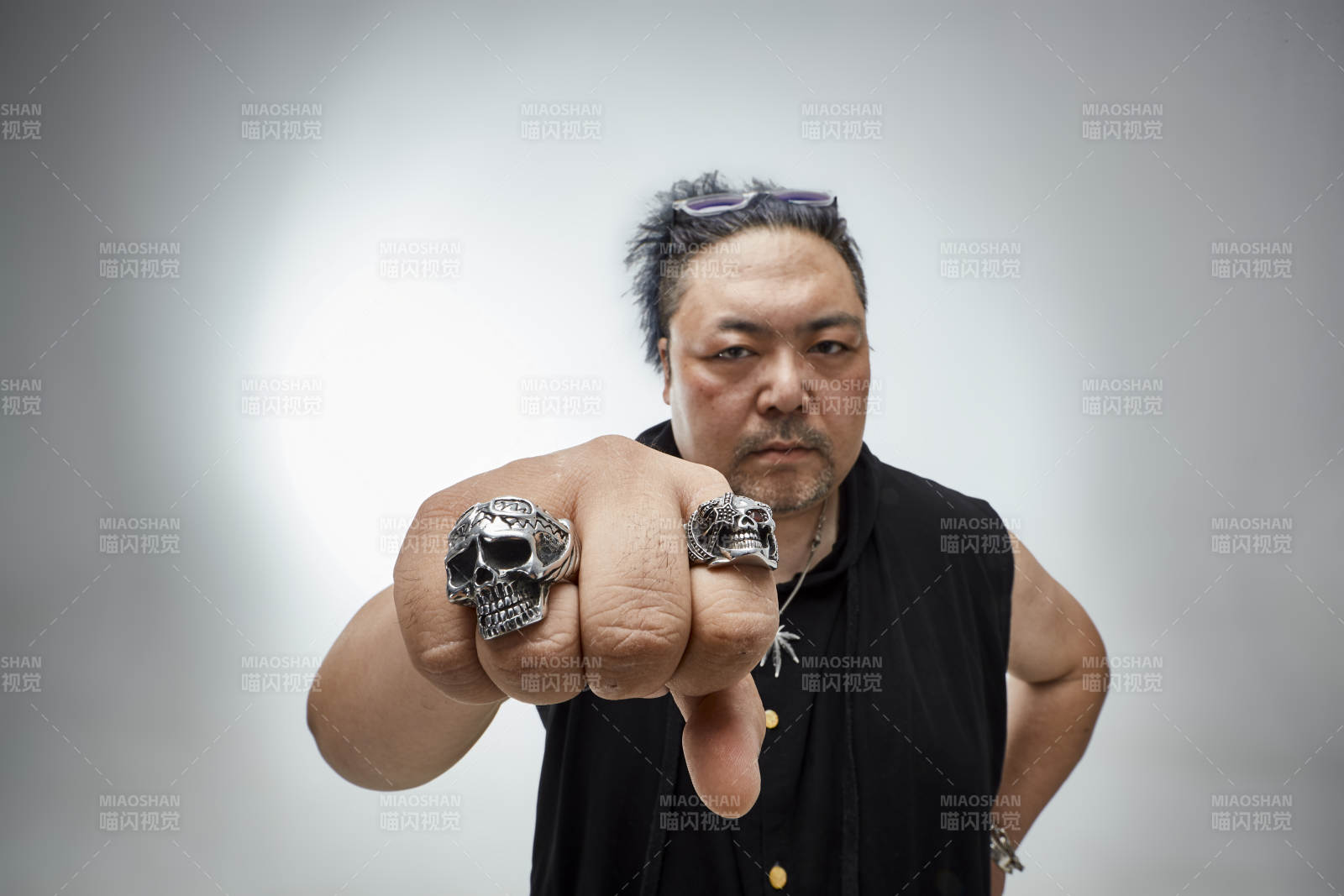 壮硕的亚洲男性说唱嘻哈歌手人像肖像图片