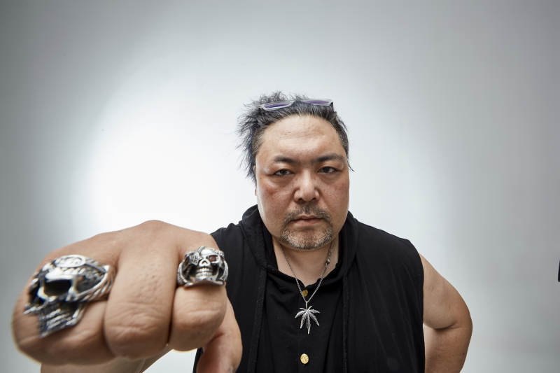 壮硕的亚洲男性说唱嘻哈歌手人像肖像图片