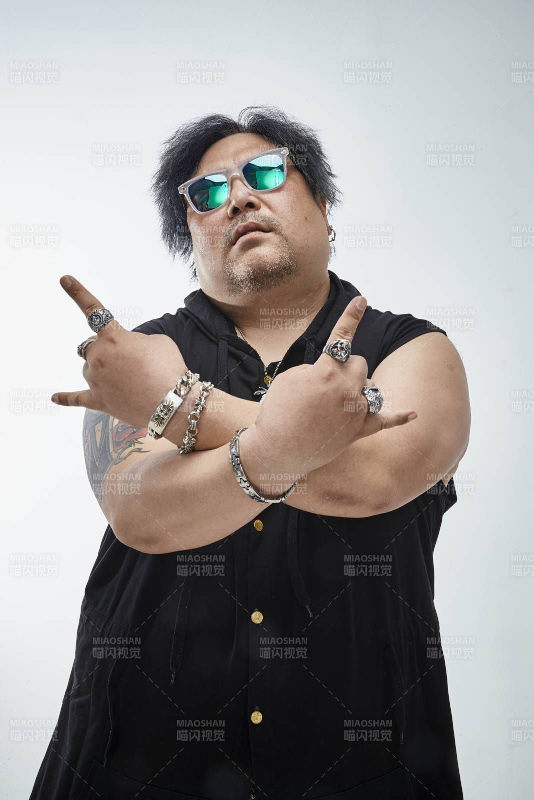 壮硕的亚洲男性说唱嘻哈歌手人像肖像图片