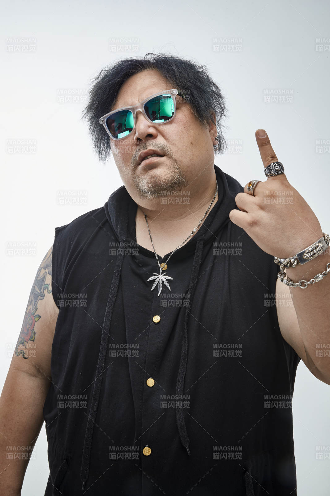 壮硕的亚洲男性说唱嘻哈歌手人像肖像图片