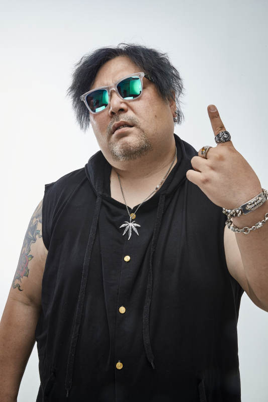 壮硕的亚洲男性说唱嘻哈歌手人像肖像图片