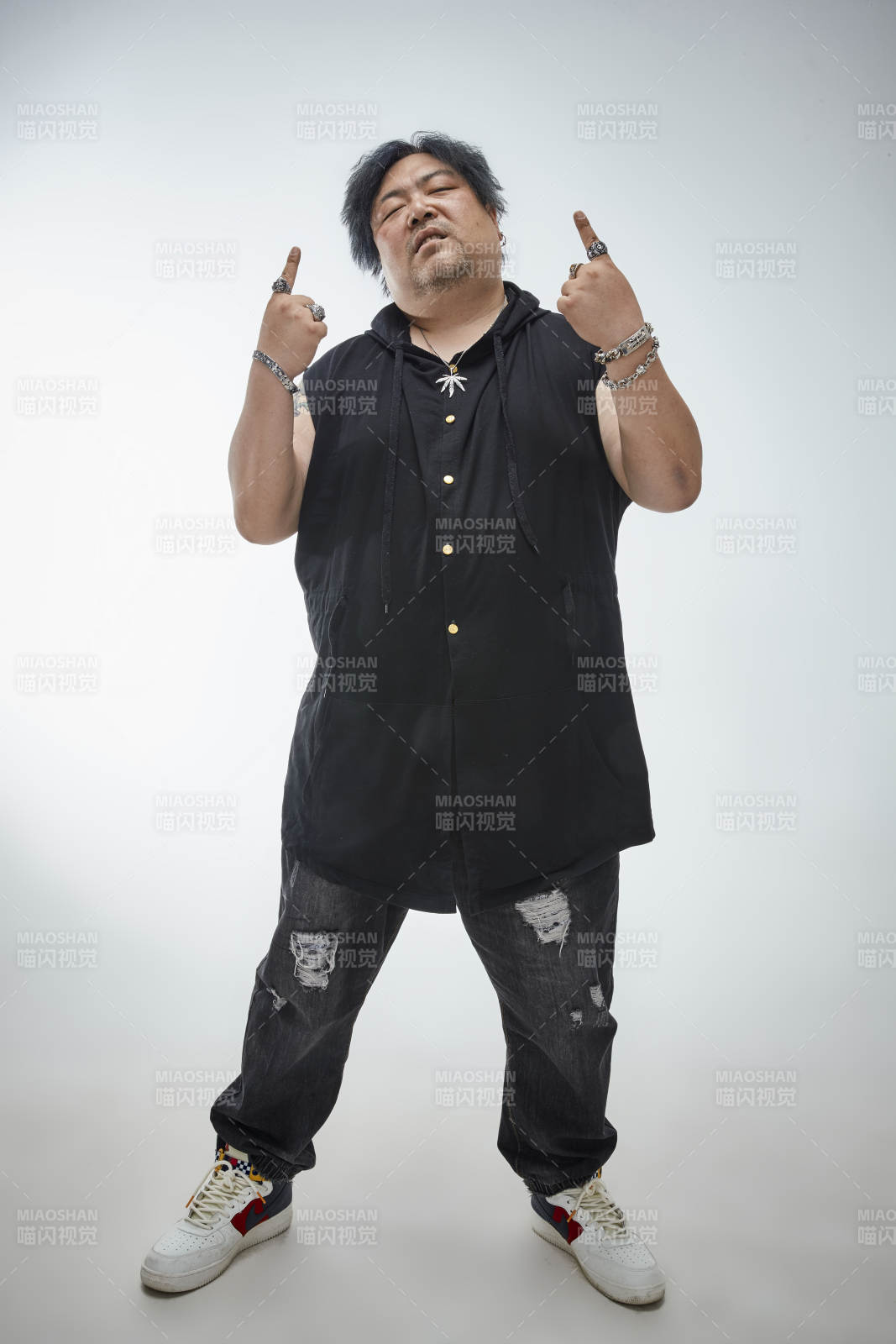 壮硕的亚洲男性说唱嘻哈歌手人像肖像图片