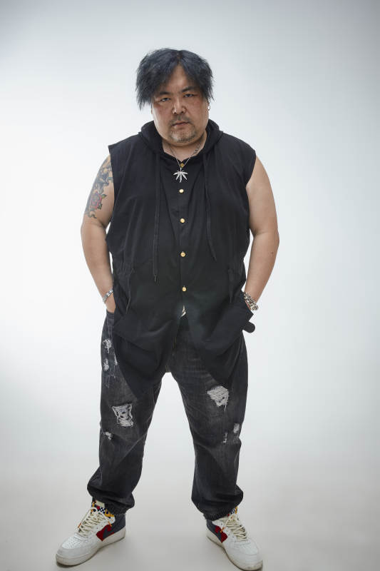 壮硕的亚洲男性说唱嘻哈歌手人像肖像图片