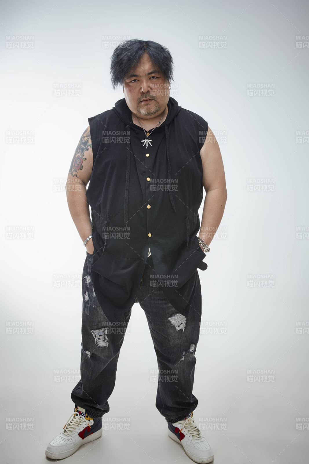 壮硕的亚洲男性说唱嘻哈歌手人像肖像图片