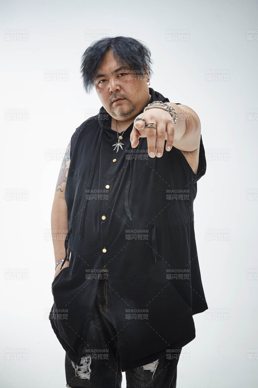 壮硕的亚洲男性说唱嘻哈歌手人像肖像图片
