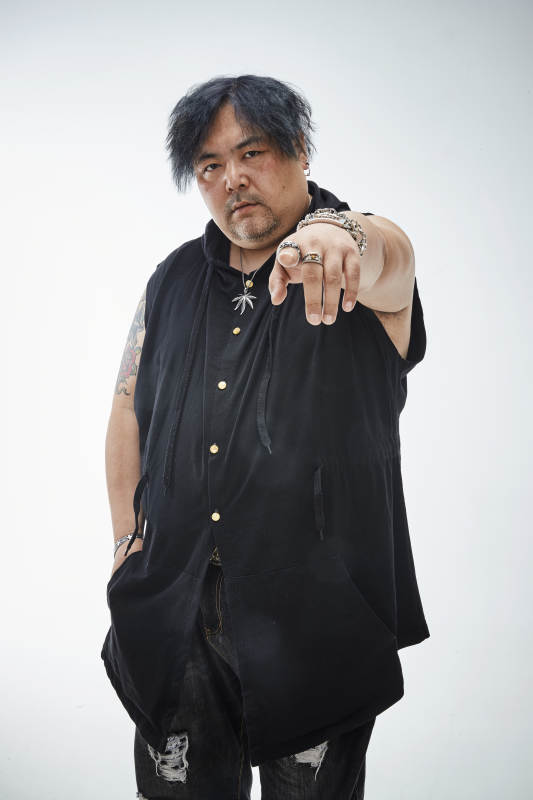 壮硕的亚洲男性说唱嘻哈歌手人像肖像图片