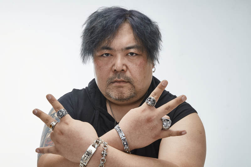 壮硕的亚洲男性说唱嘻哈歌手人像肖像图片