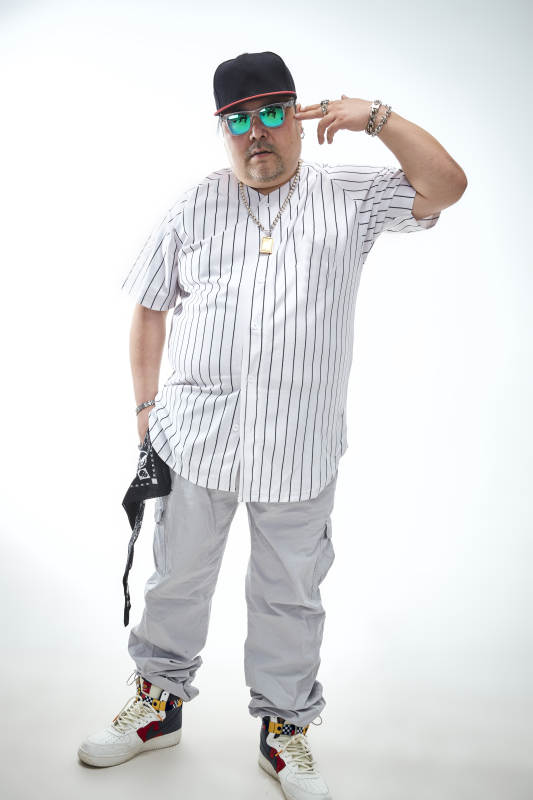 壮硕的亚洲男性说唱嘻哈歌手人像肖像图片