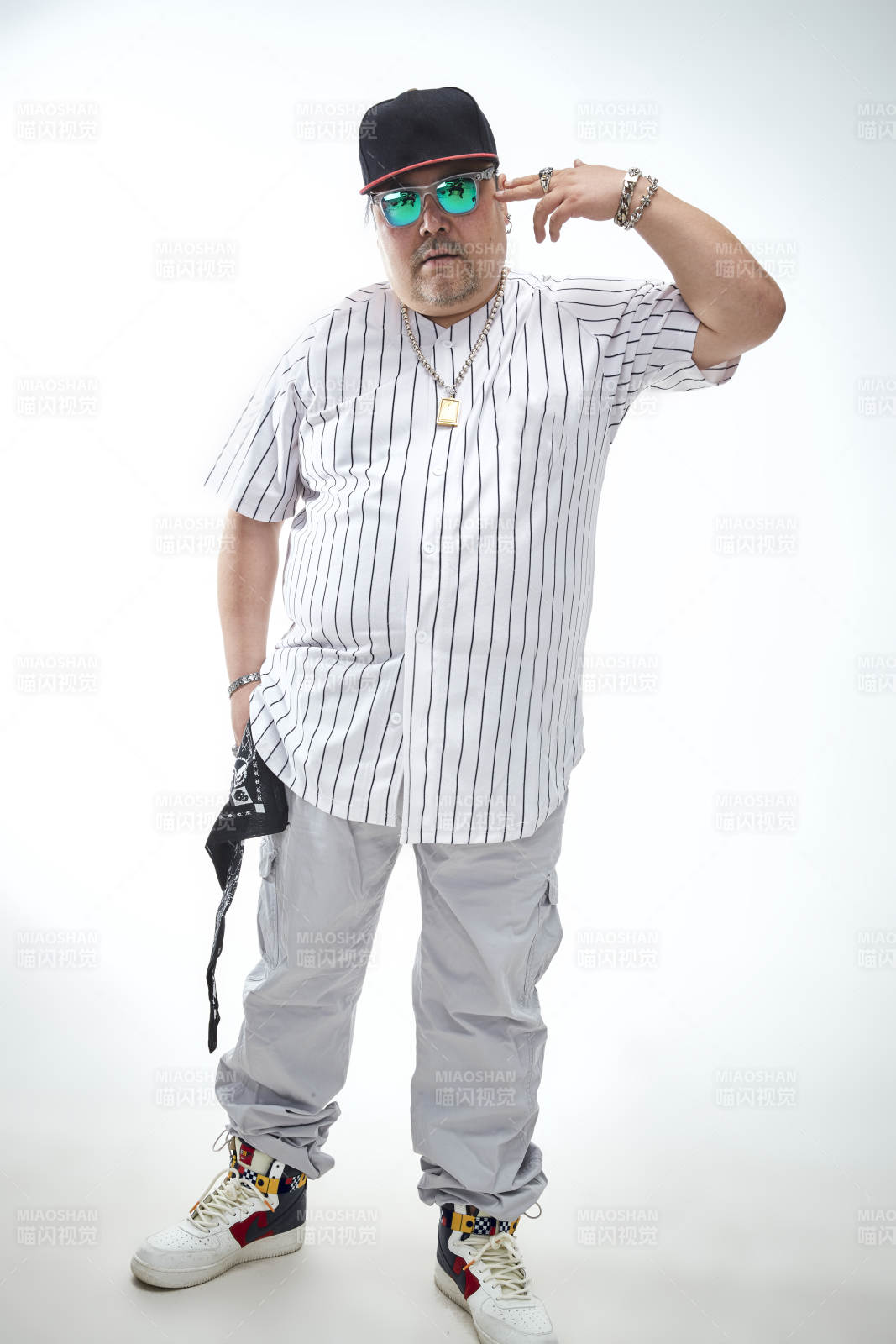 壮硕的亚洲男性说唱嘻哈歌手人像肖像图片