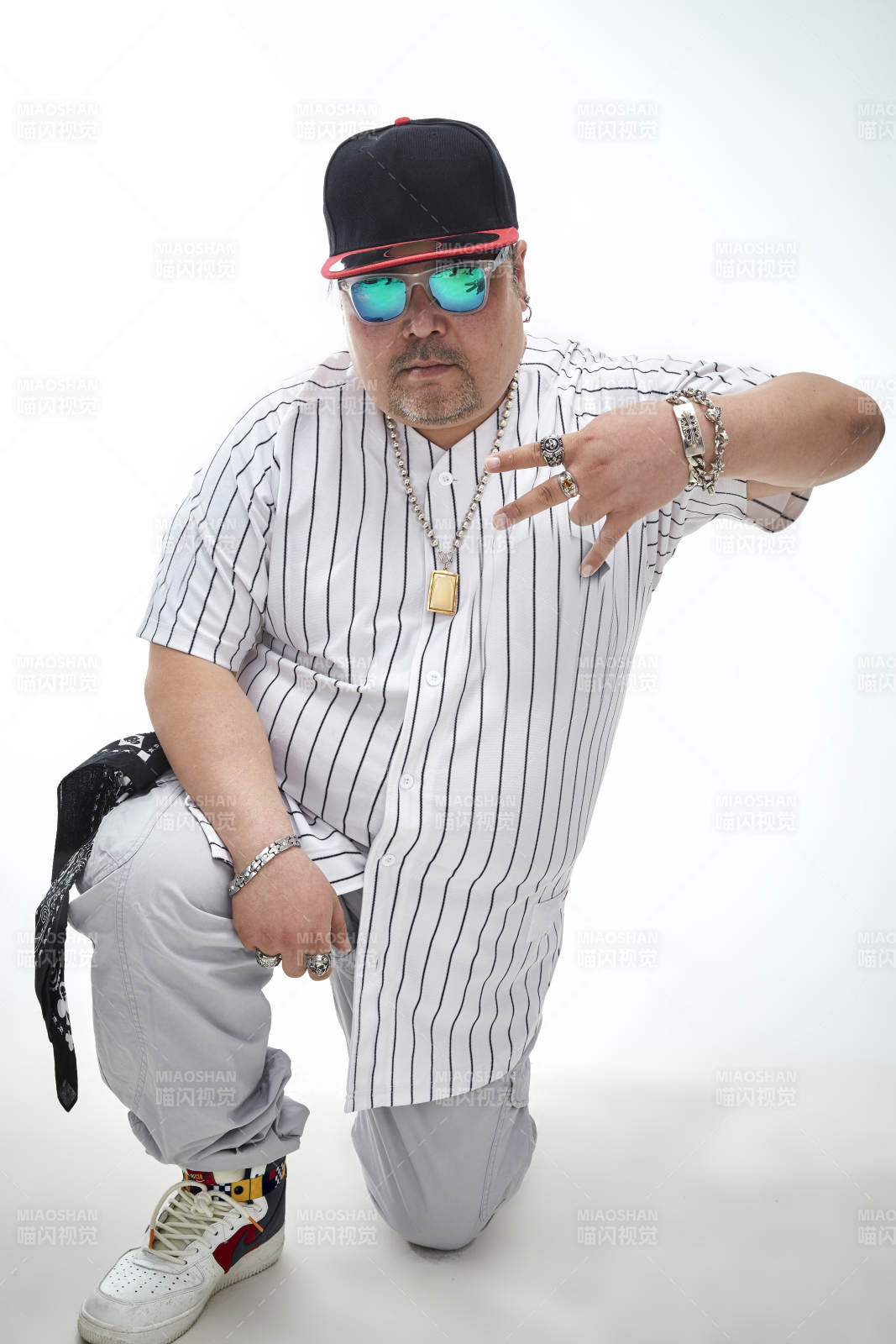 壮硕的亚洲男性说唱嘻哈歌手人像肖像图片
