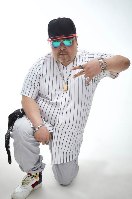 壮硕的亚洲男性说唱嘻哈歌手人像肖像图片