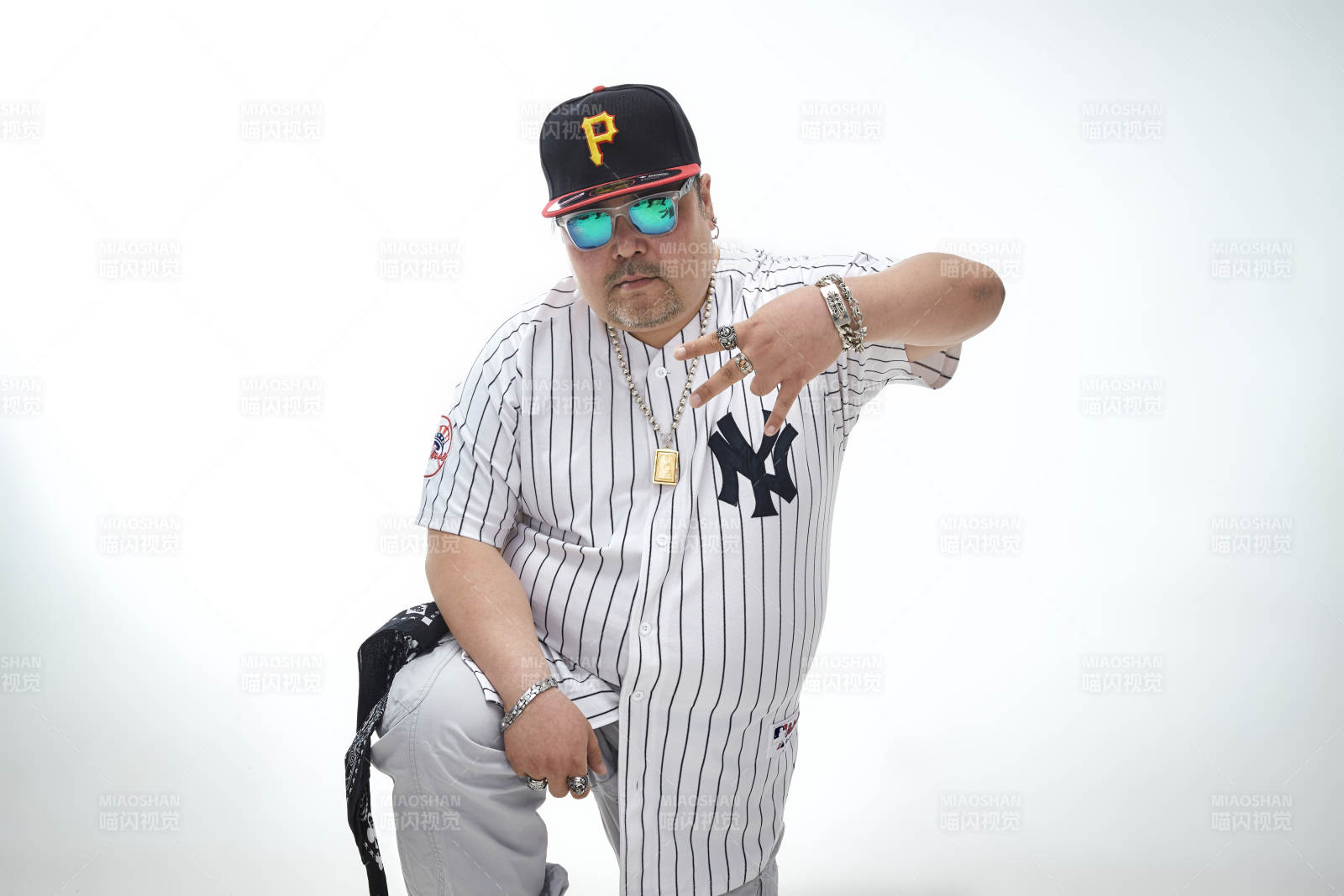 壮硕的亚洲男性说唱嘻哈歌手人像肖像图片