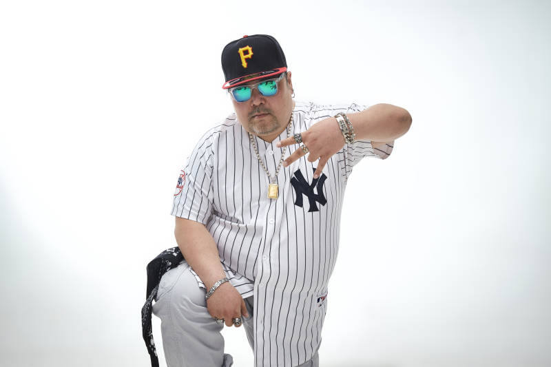 壮硕的亚洲男性说唱嘻哈歌手人像肖像图片