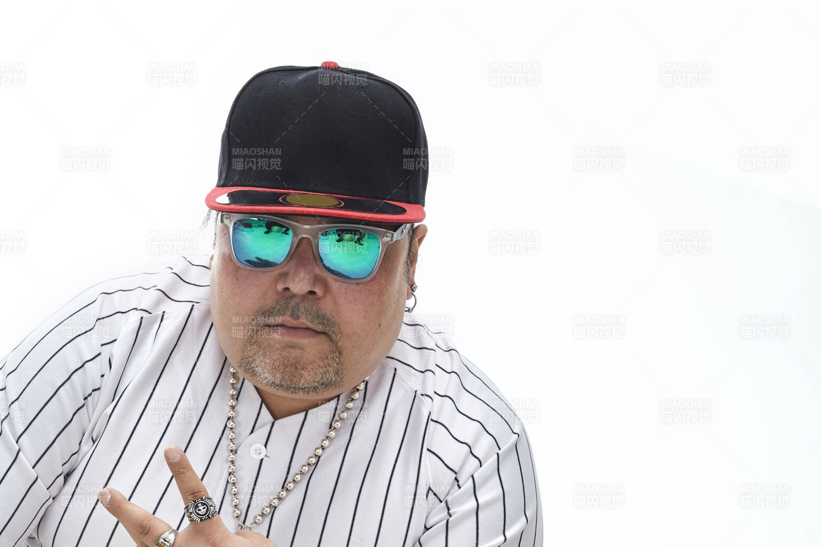 壮硕的亚洲男性说唱嘻哈歌手人像肖像图片