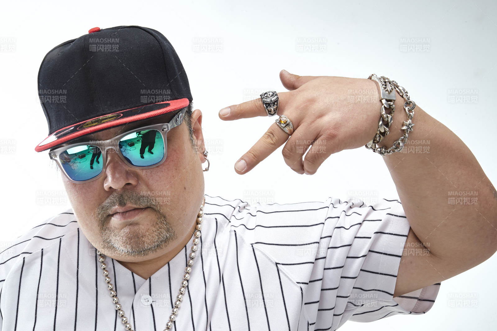 壮硕的亚洲男性说唱嘻哈歌手人像肖像图片