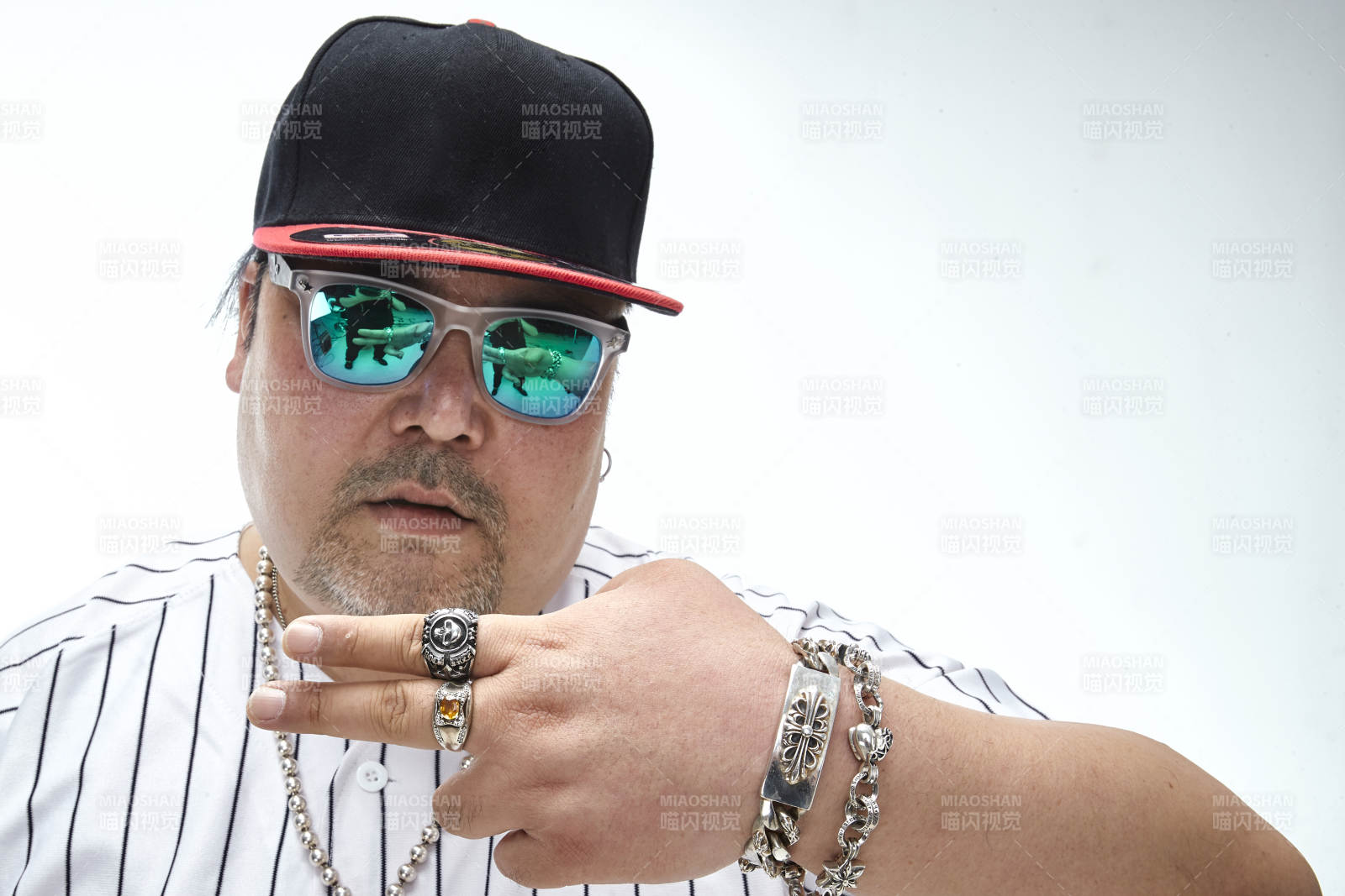 壮硕的亚洲男性说唱嘻哈歌手人像肖像图片