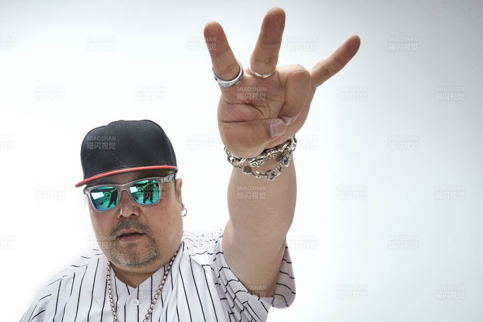 壮硕的亚洲男性说唱嘻哈歌手人像肖像图片