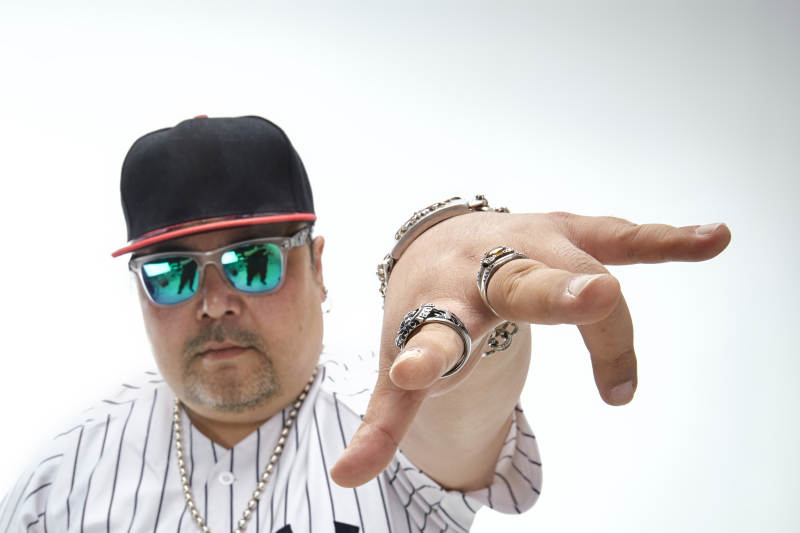 壮硕的亚洲男性说唱嘻哈歌手人像肖像图片