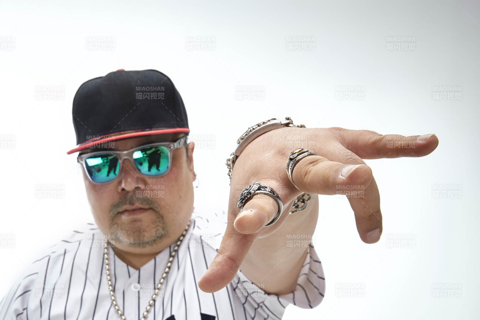 壮硕的亚洲男性说唱嘻哈歌手人像肖像图片