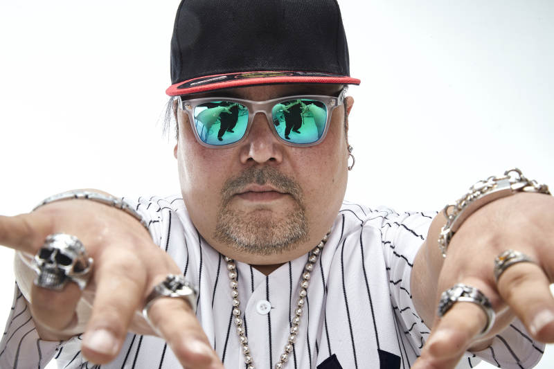 壮硕的亚洲男性说唱嘻哈歌手人像肖像图片