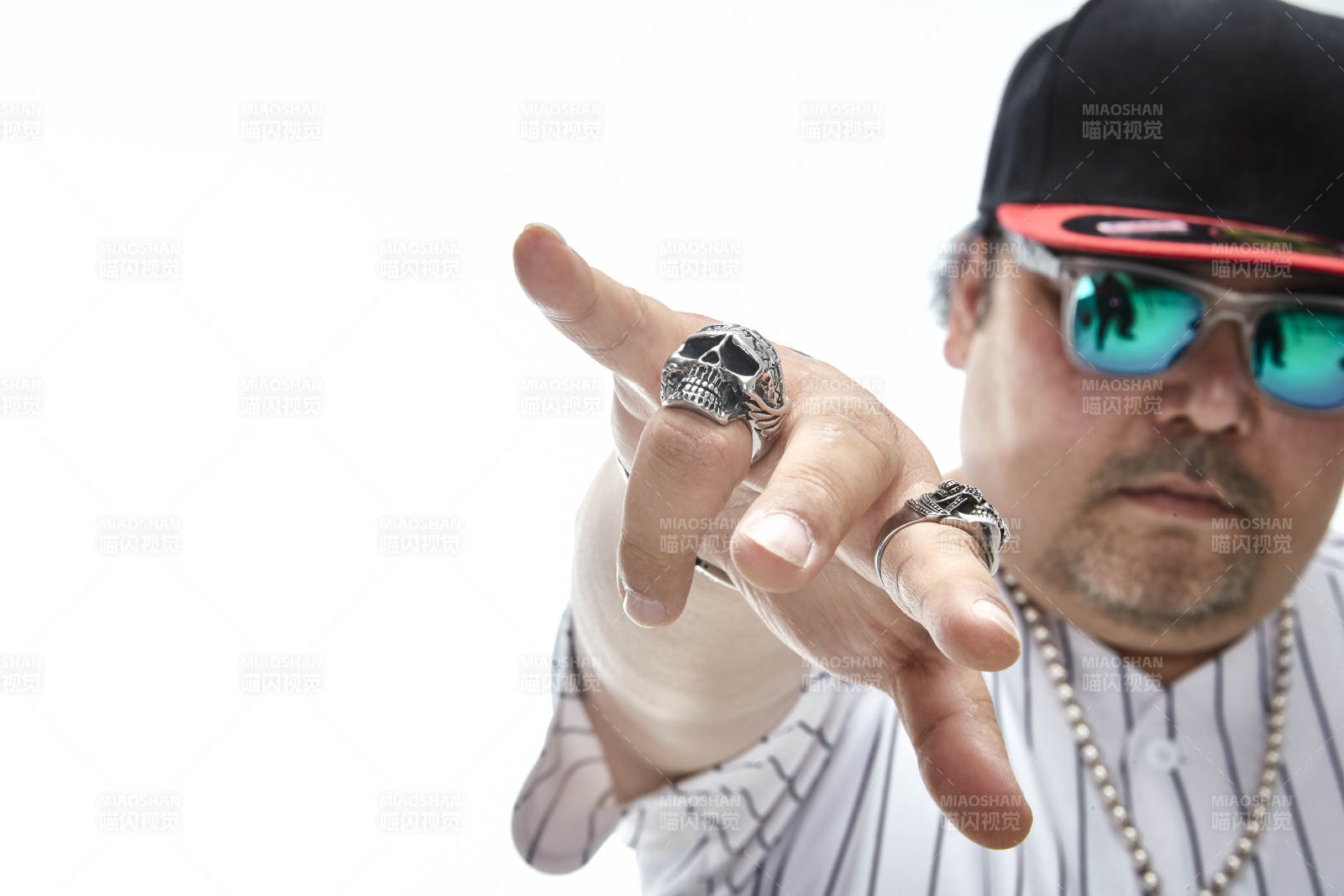 壮硕的亚洲男性说唱嘻哈歌手人像肖像图片