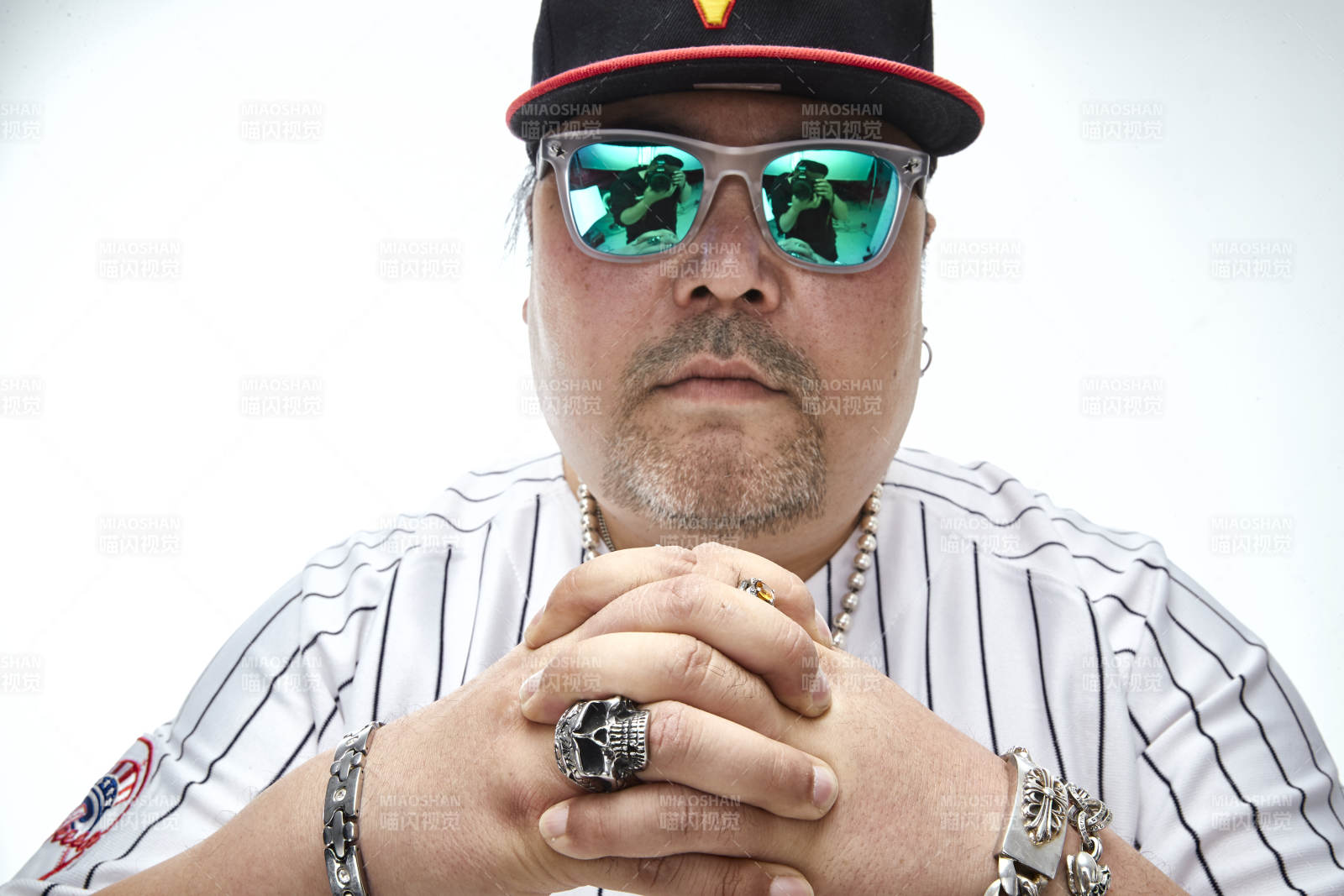 壮硕的亚洲男性说唱嘻哈歌手人像肖像图片