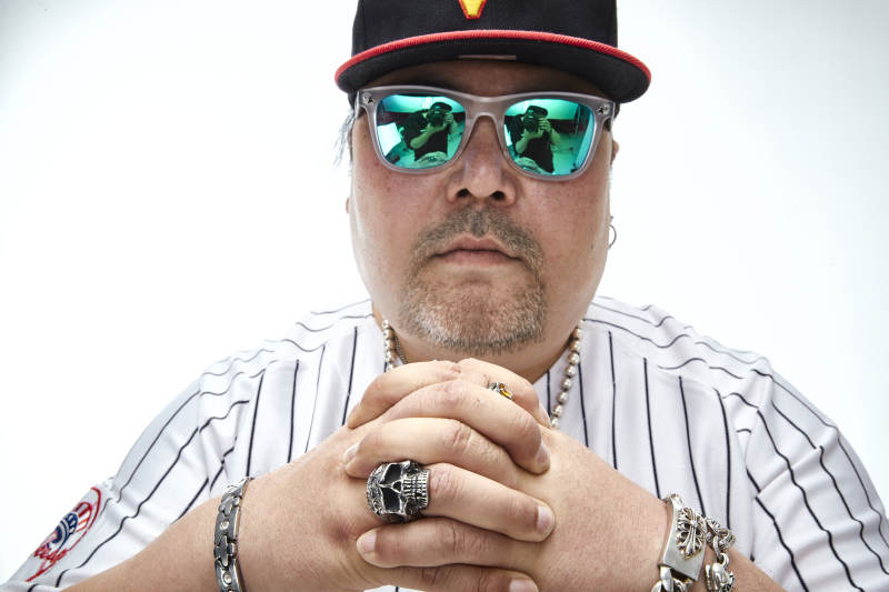 壮硕的亚洲男性说唱嘻哈歌手人像肖像图片