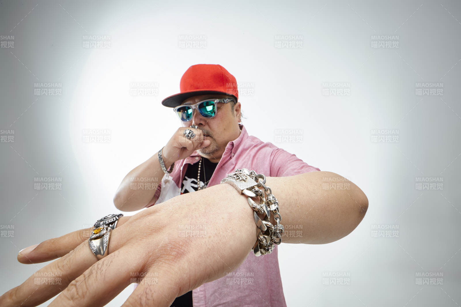 壮硕的亚洲男性说唱嘻哈歌手人像肖像图片