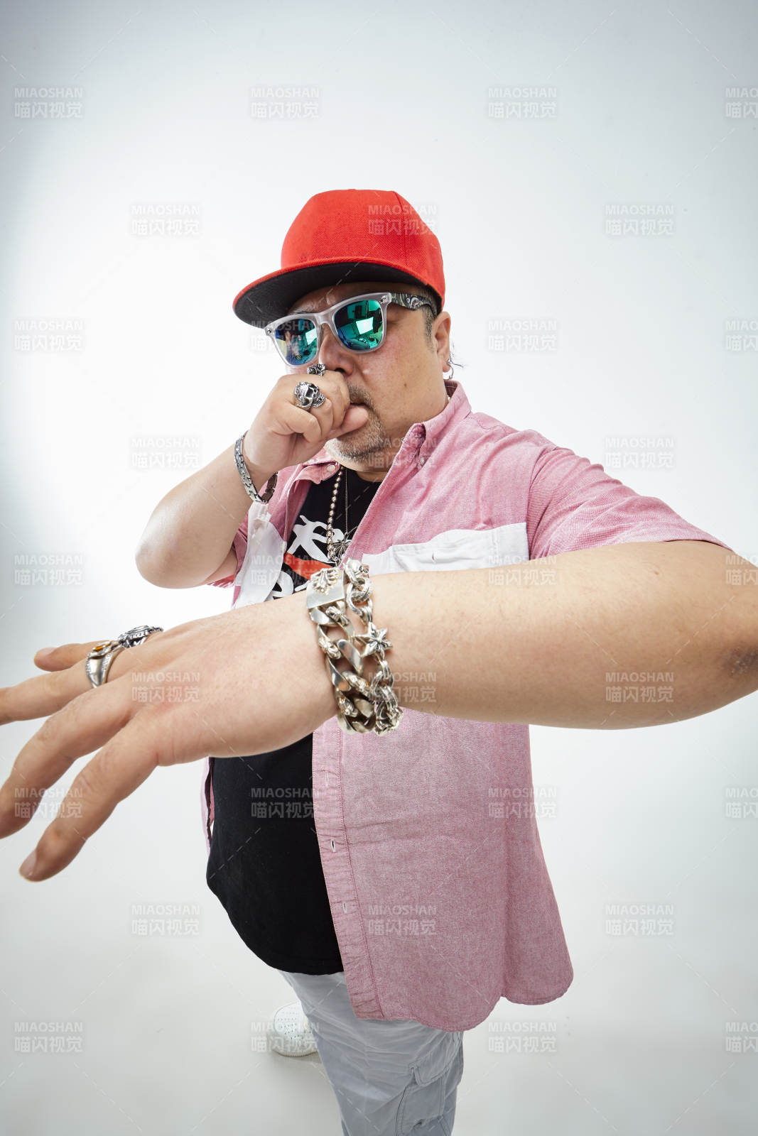 壮硕的亚洲男性说唱嘻哈歌手人像肖像图片