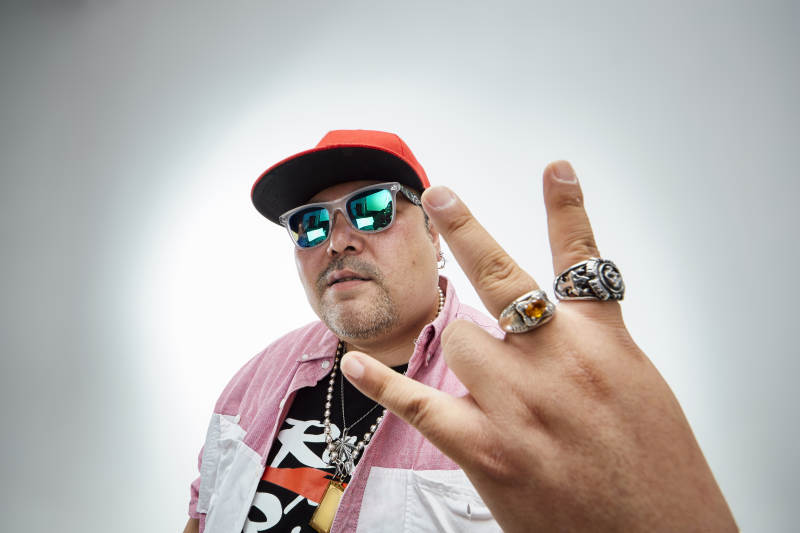 壮硕的亚洲男性说唱嘻哈歌手人像肖像图片