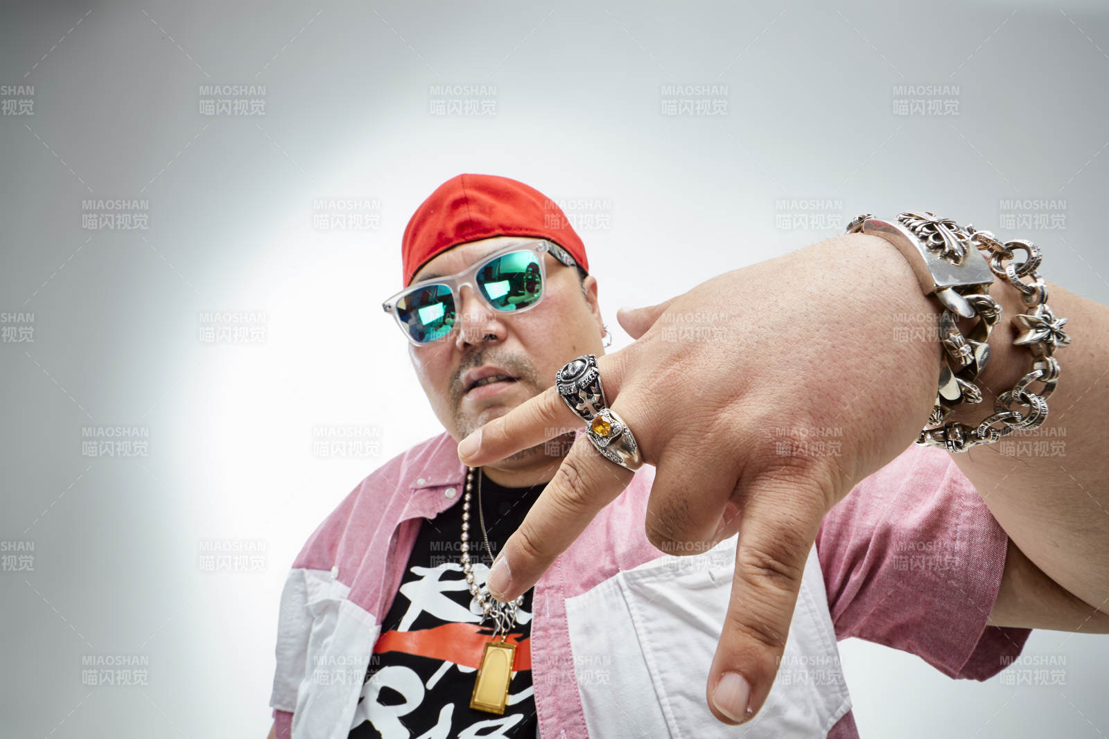 壮硕的亚洲男性说唱嘻哈歌手人像肖像图片