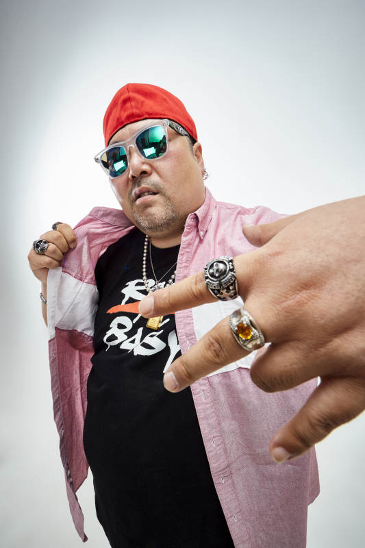 壮硕的亚洲男性说唱嘻哈歌手人像肖像图片