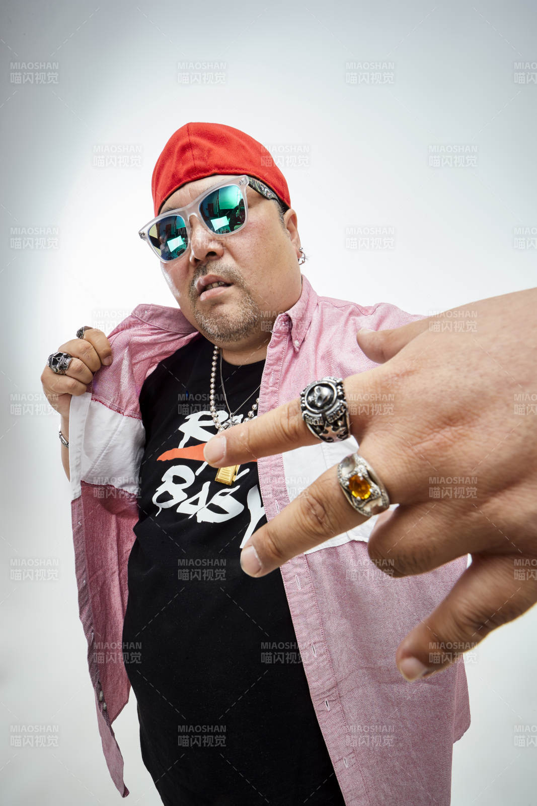 壮硕的亚洲男性说唱嘻哈歌手人像肖像图片
