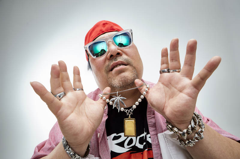 壮硕的亚洲男性说唱嘻哈歌手人像肖像图片