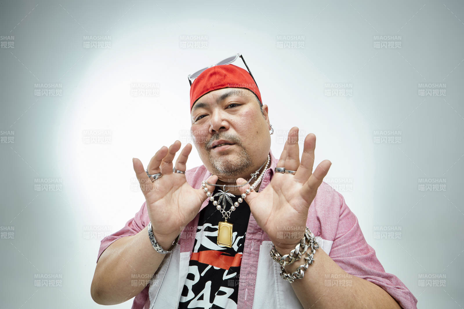 壮硕的亚洲男性说唱嘻哈歌手人像肖像图片