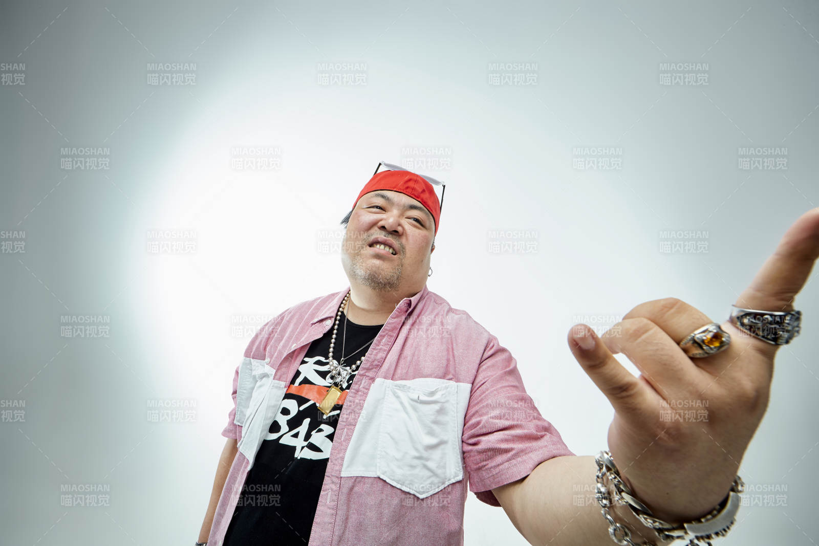 壮硕的亚洲男性说唱嘻哈歌手人像肖像图片