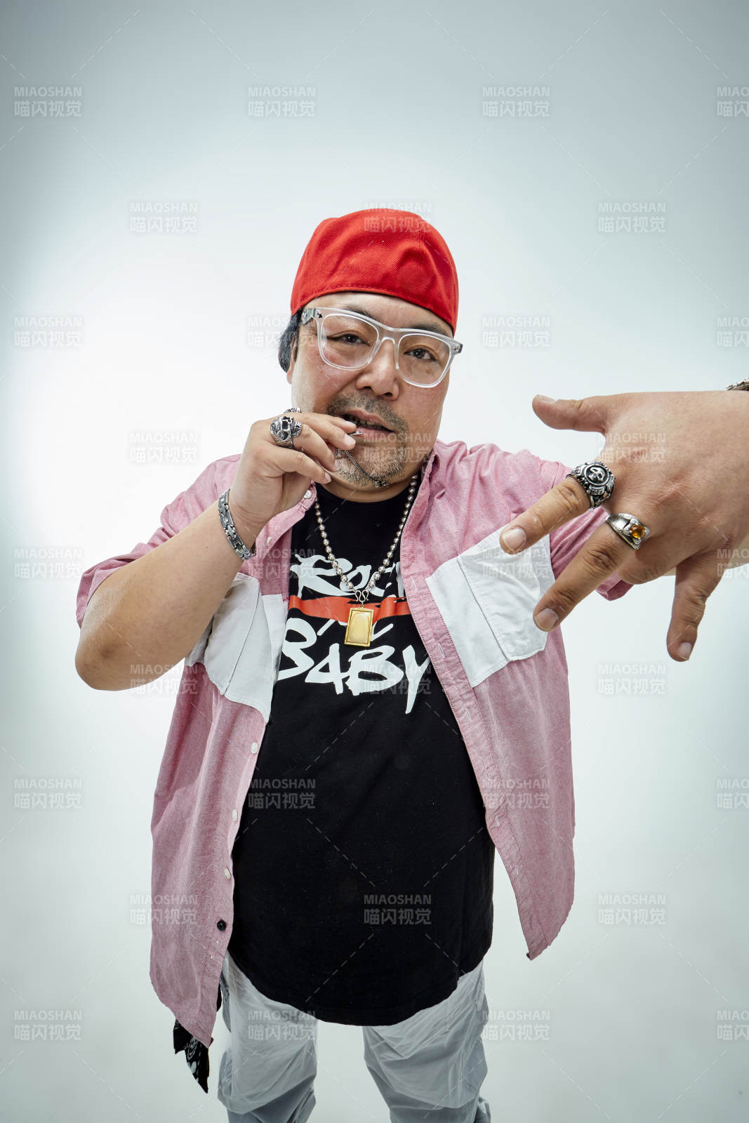 壮硕的亚洲男性说唱嘻哈歌手人像肖像图片