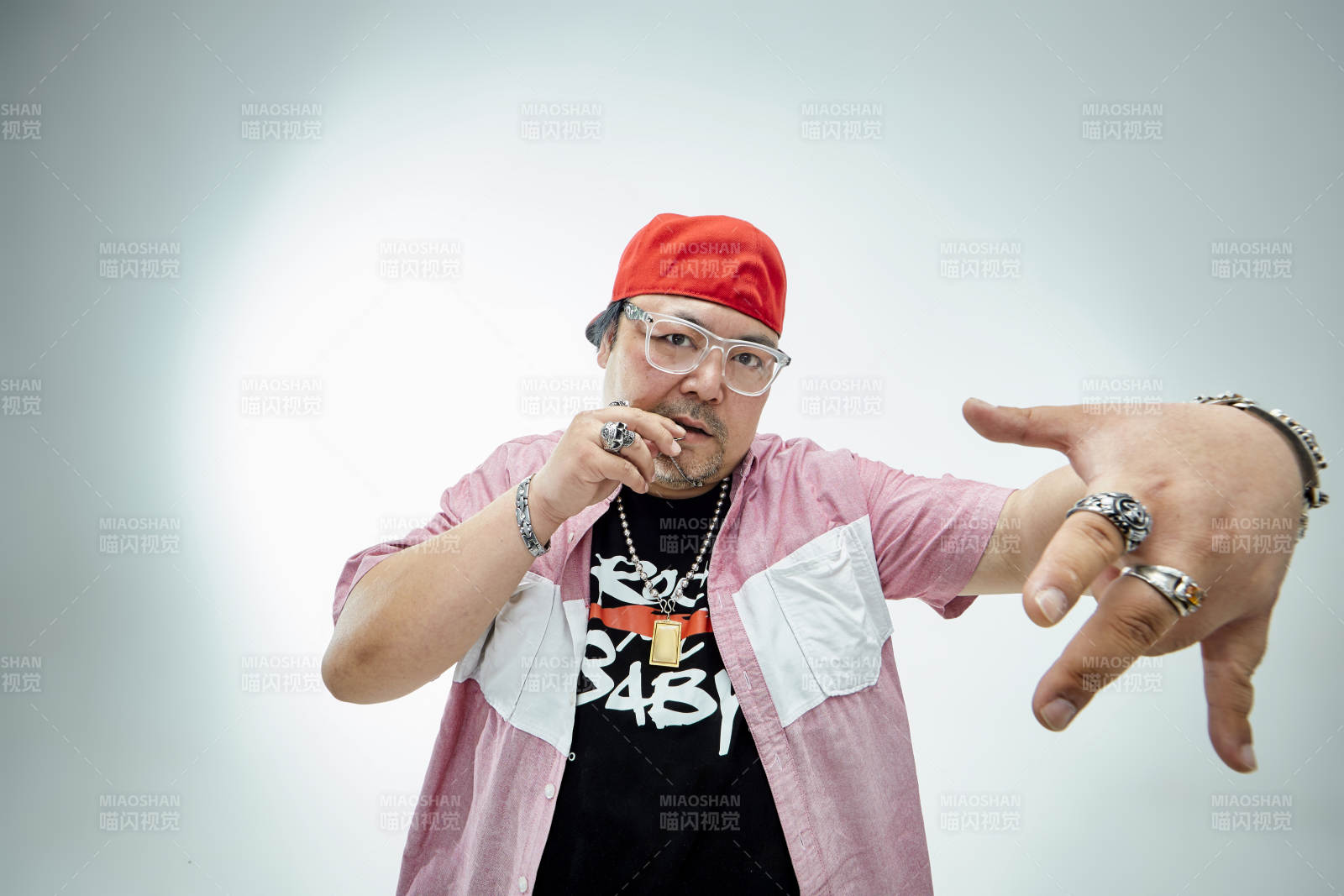 壮硕的亚洲男性说唱嘻哈歌手人像肖像图片