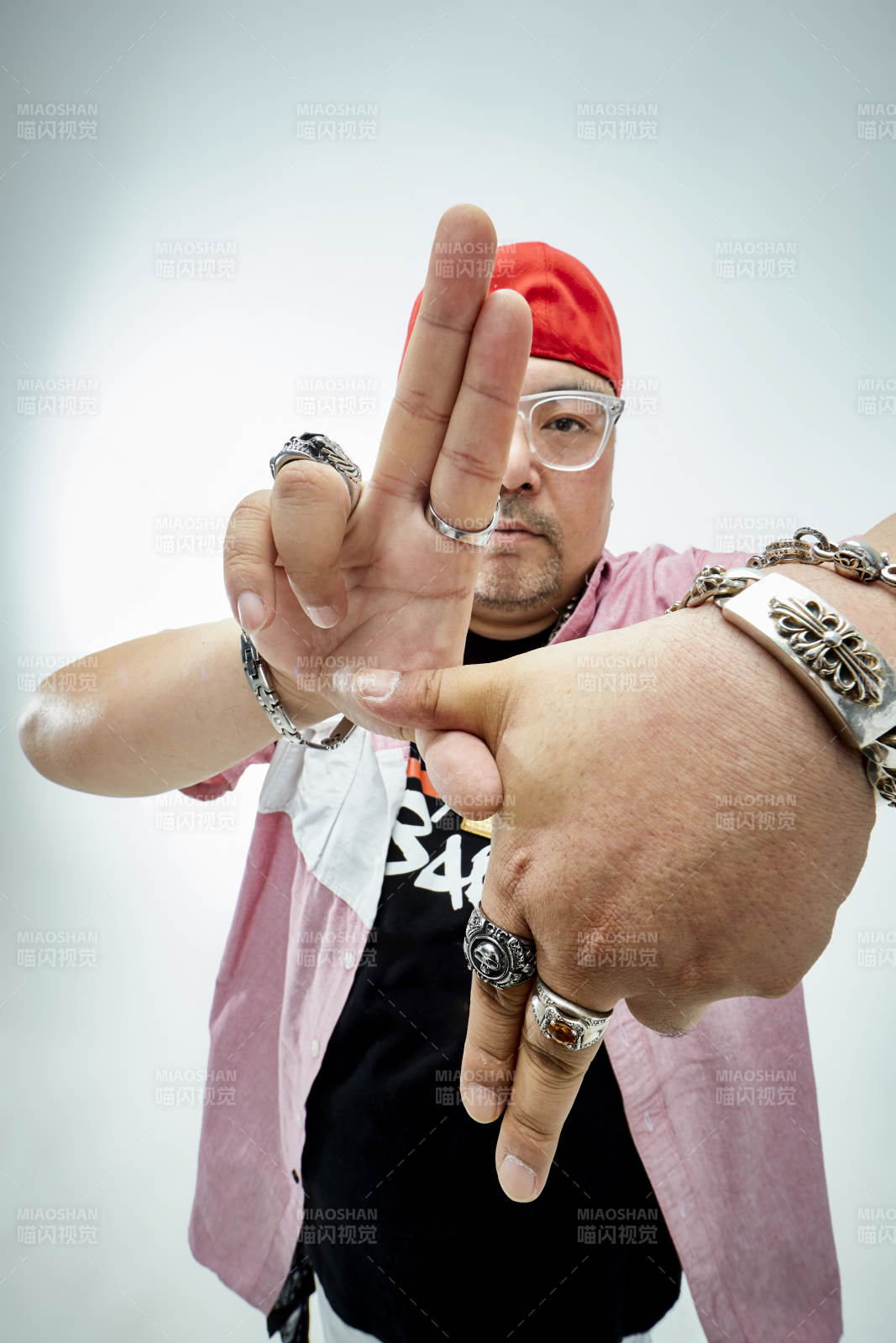 壮硕的亚洲男性说唱嘻哈歌手人像肖像图片