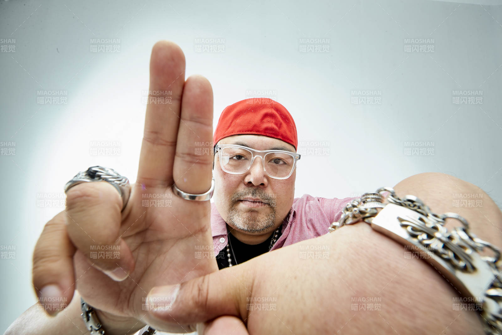 壮硕的亚洲男性说唱嘻哈歌手人像肖像图片