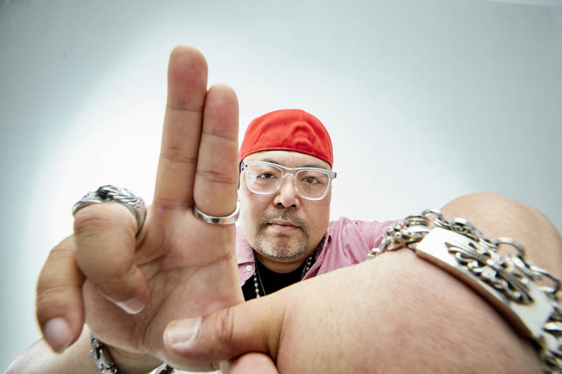 壮硕的亚洲男性说唱嘻哈歌手人像肖像图片