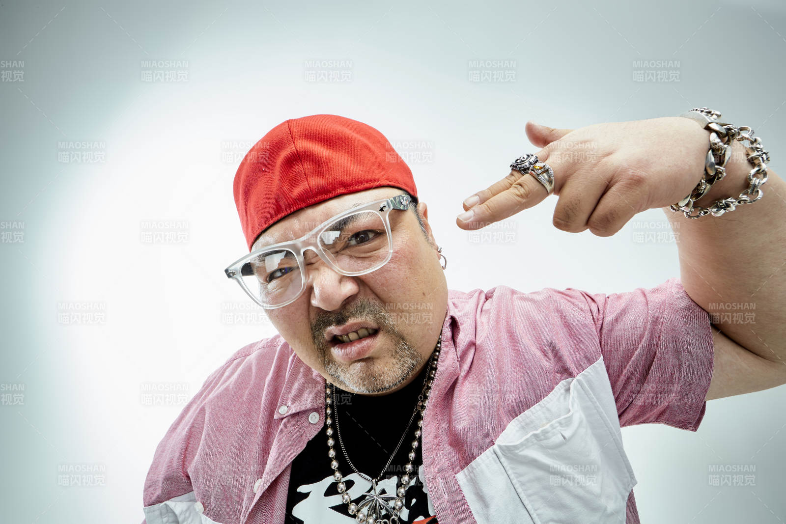 壮硕的亚洲男性说唱嘻哈歌手人像肖像图片